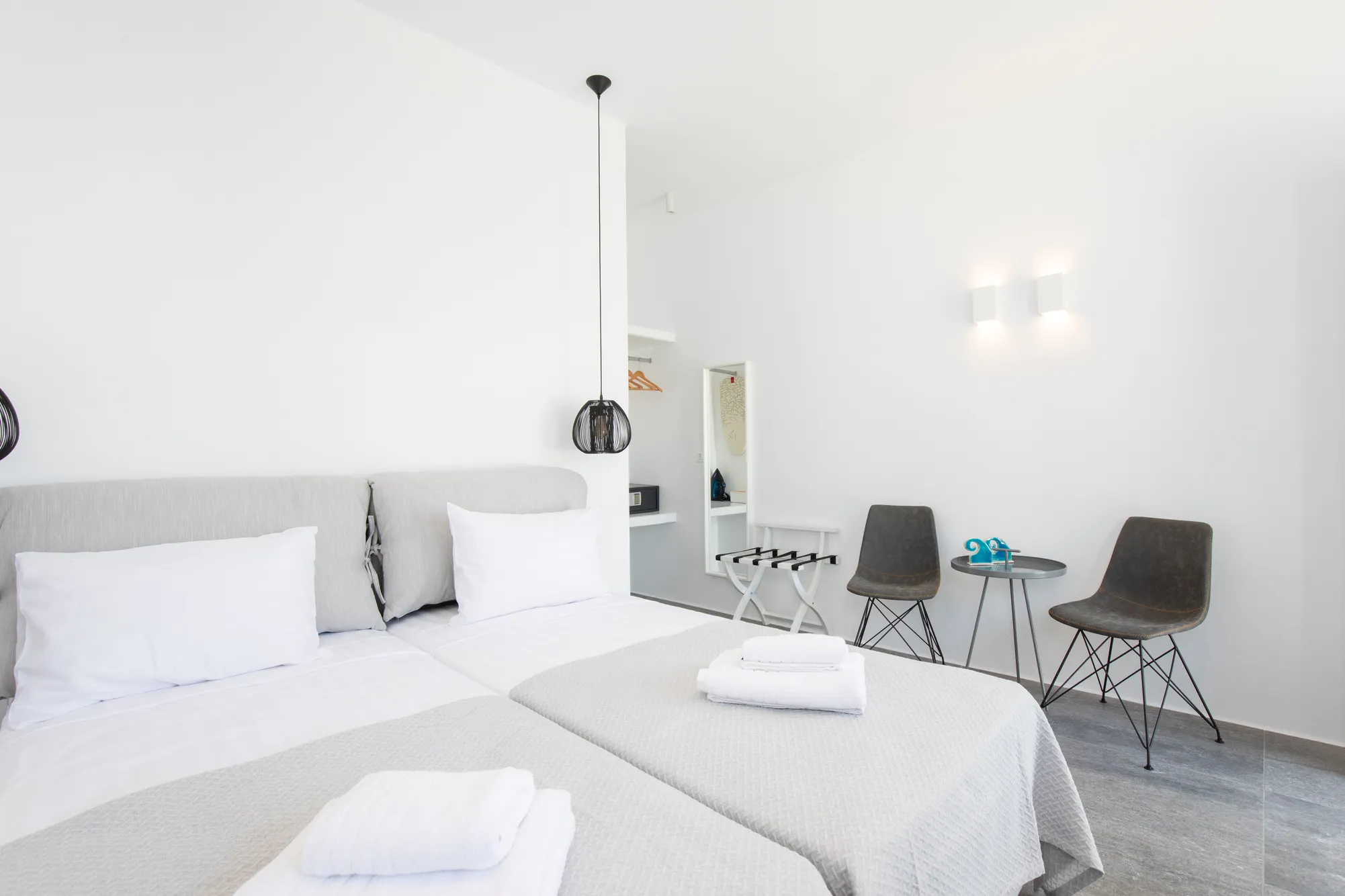 Garden Suite with twin beds and dining chairs